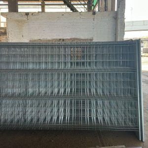 Valla de obra con base de hormigón